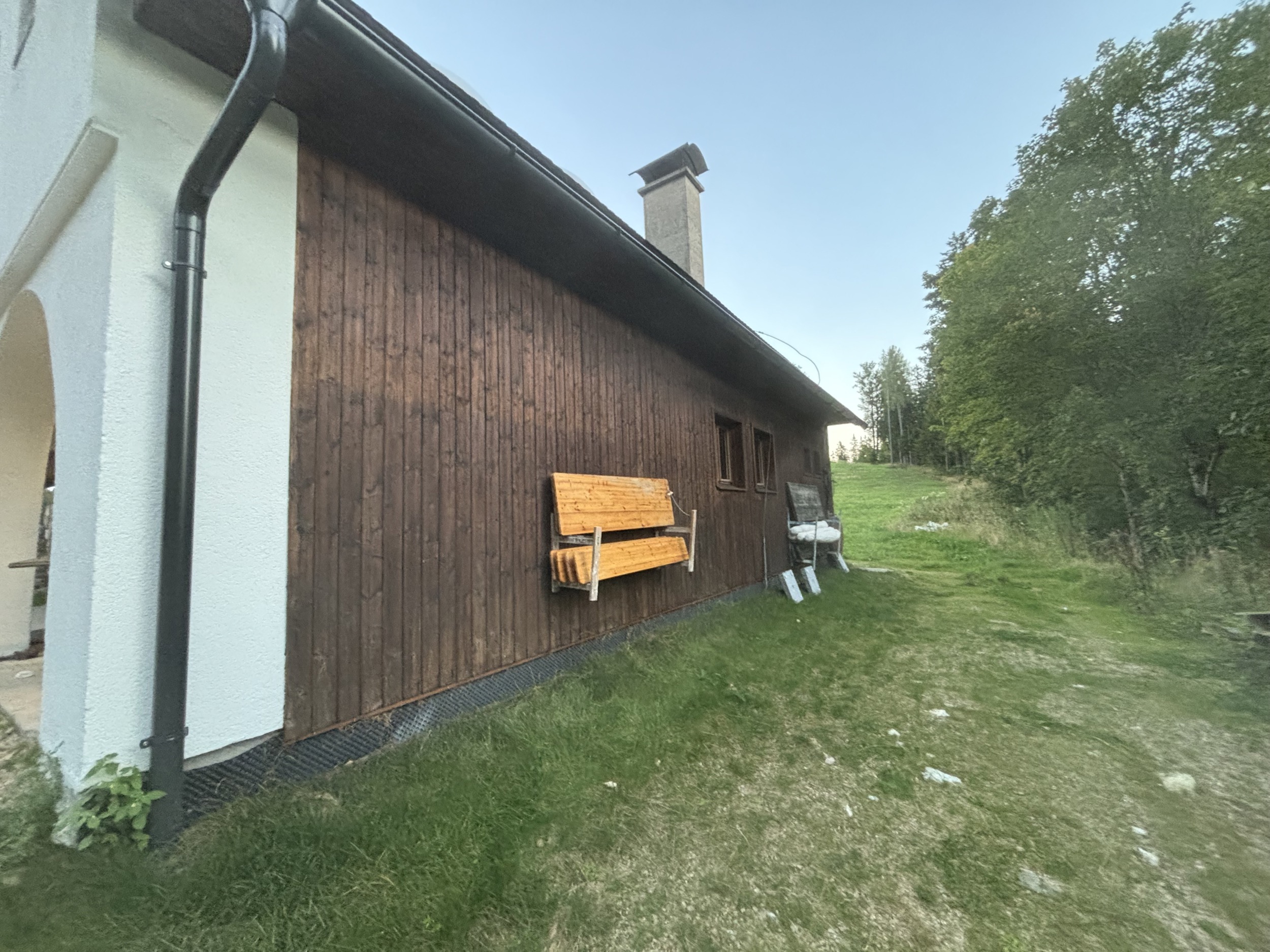 Alpines Design Chalet Amerikaner Hinterbreiteneben biertische bierbaenke aussenansicht