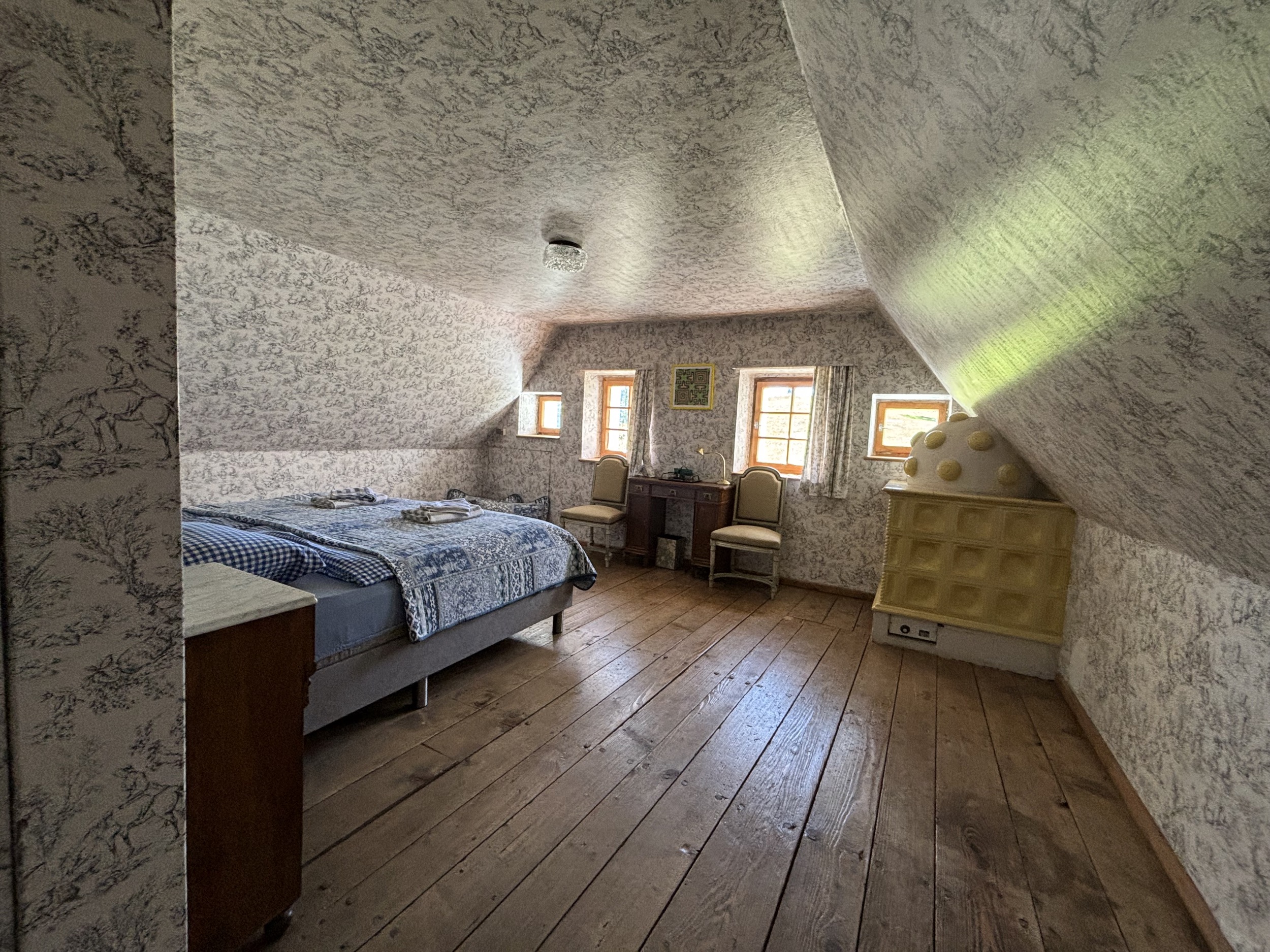 Alpines Design Chalet Amerikaner Hinterbreiteneben doppelzimmer gelber ofen