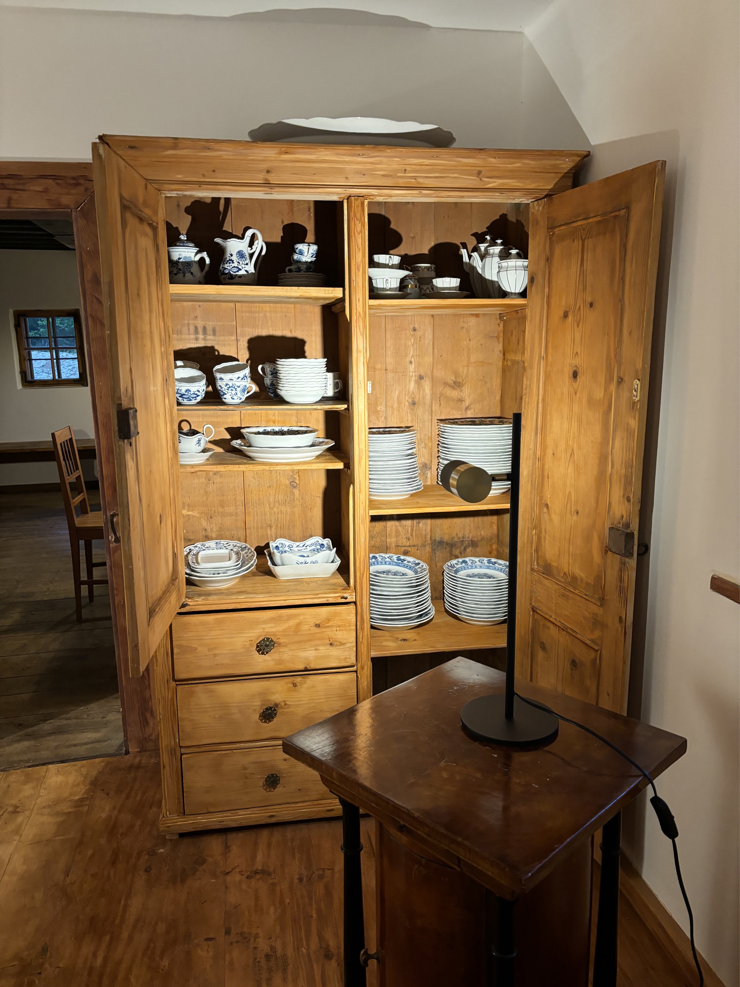 Alpines-Design-Chalet-Amerikaner-Hinterbreiteneben-geschirrkasten-2