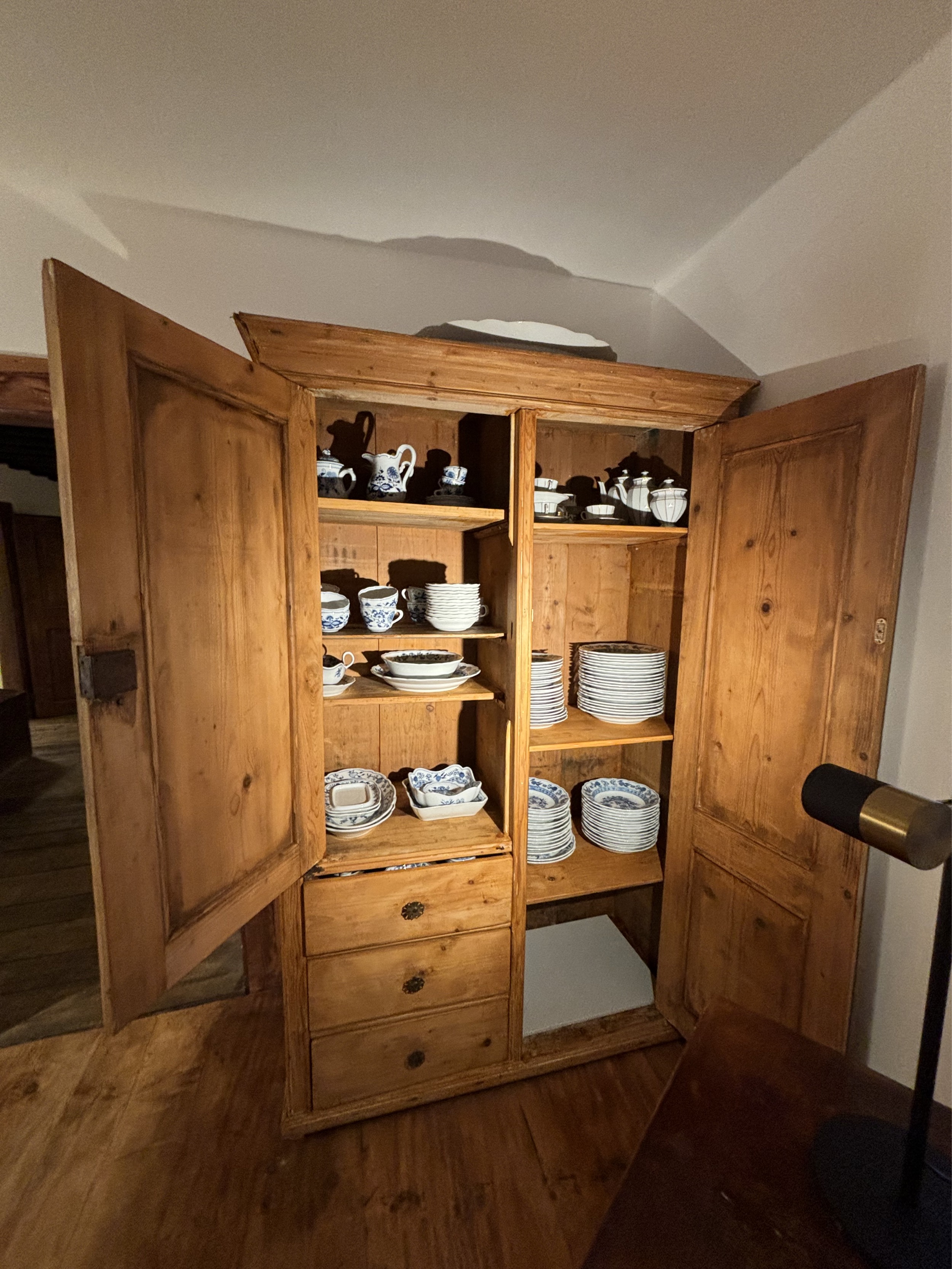 Alpines-Design-Chalet-Amerikaner-Hinterbreiteneben-geschirrkasten