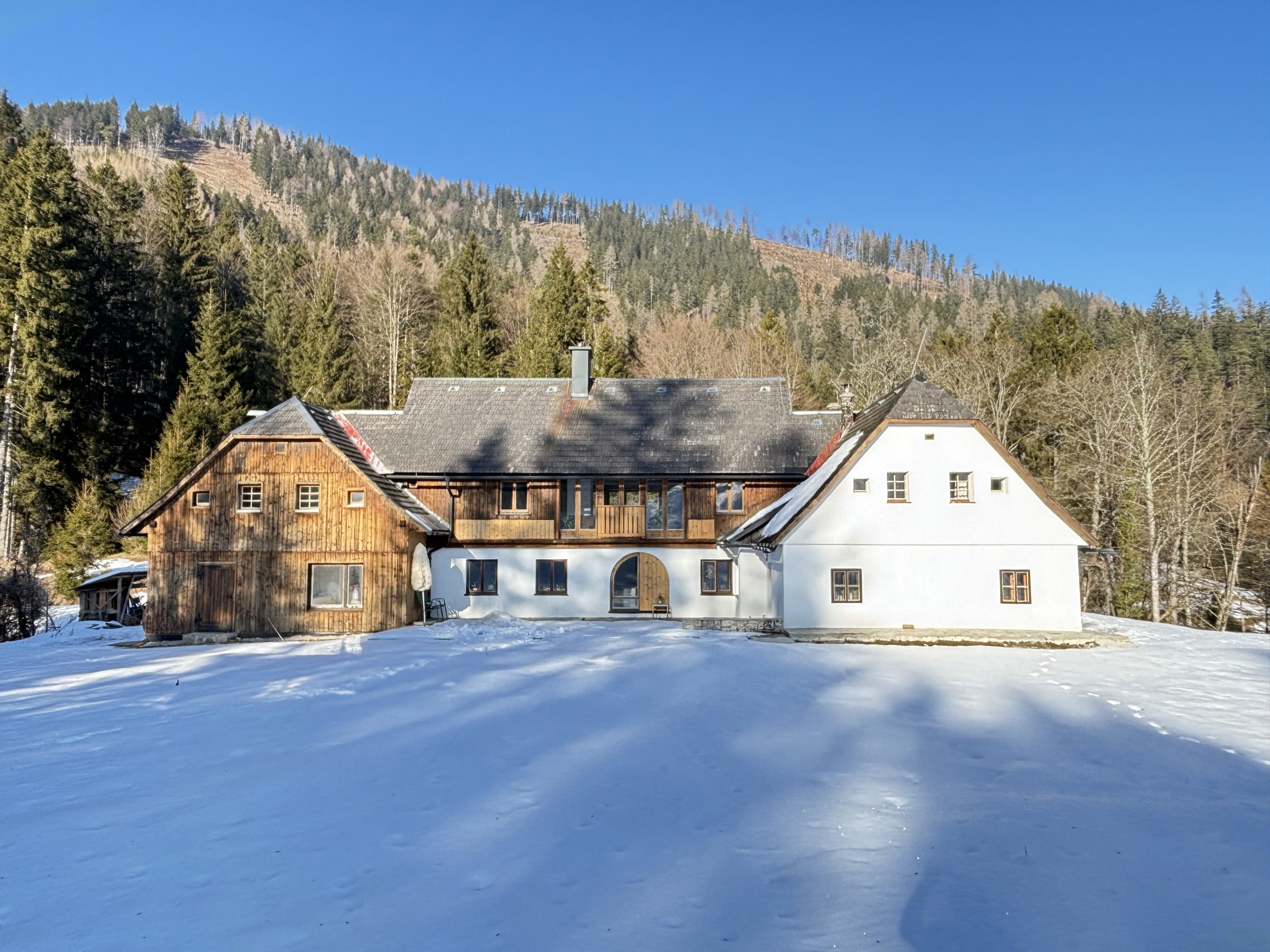 Alpines Design Chalet Amerikaner Hinterbreiteneben winter aussenansicht 20
