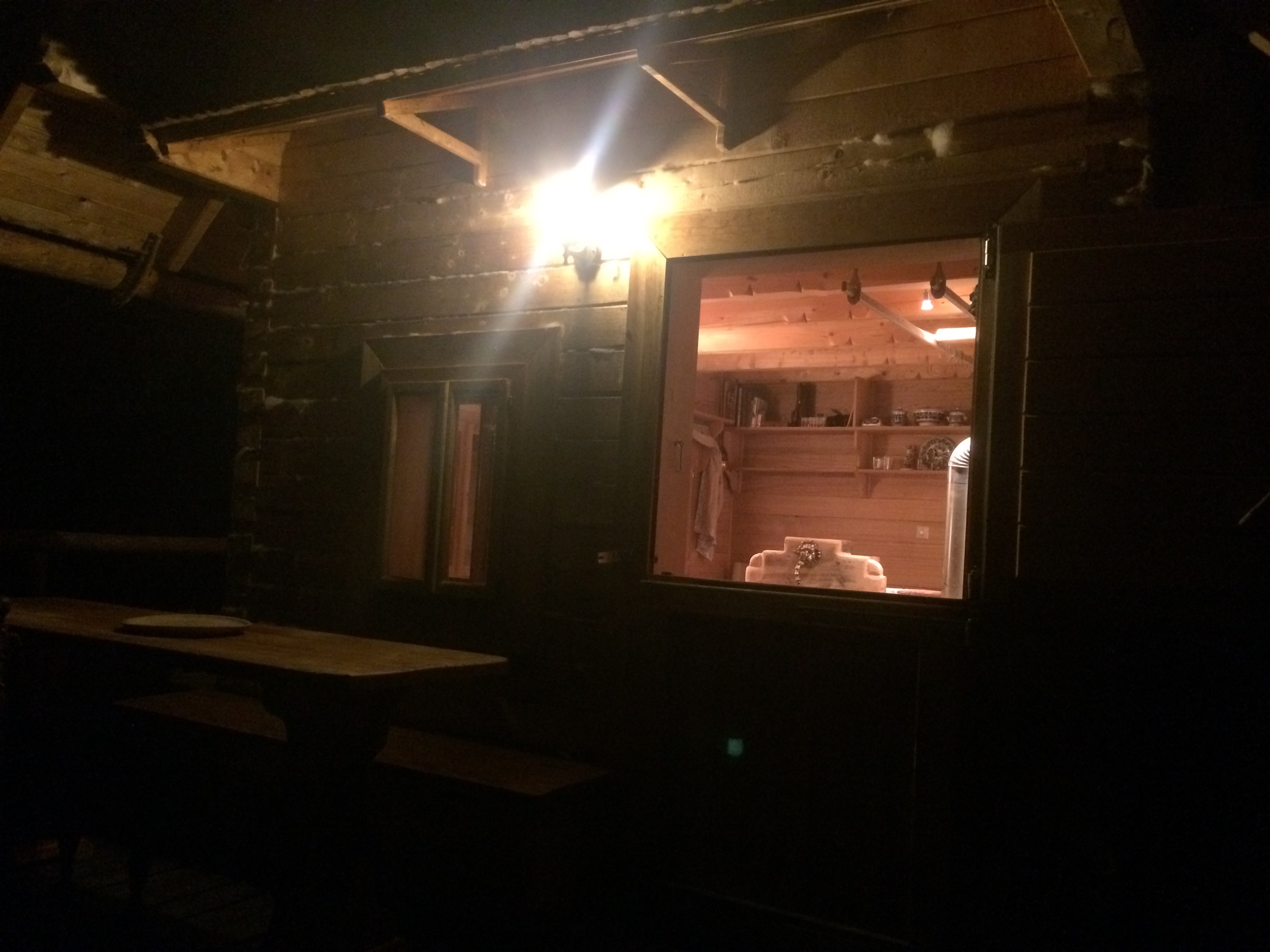 Hinterbreiteneben Holzknechthuette ausstattung bei nacht 1