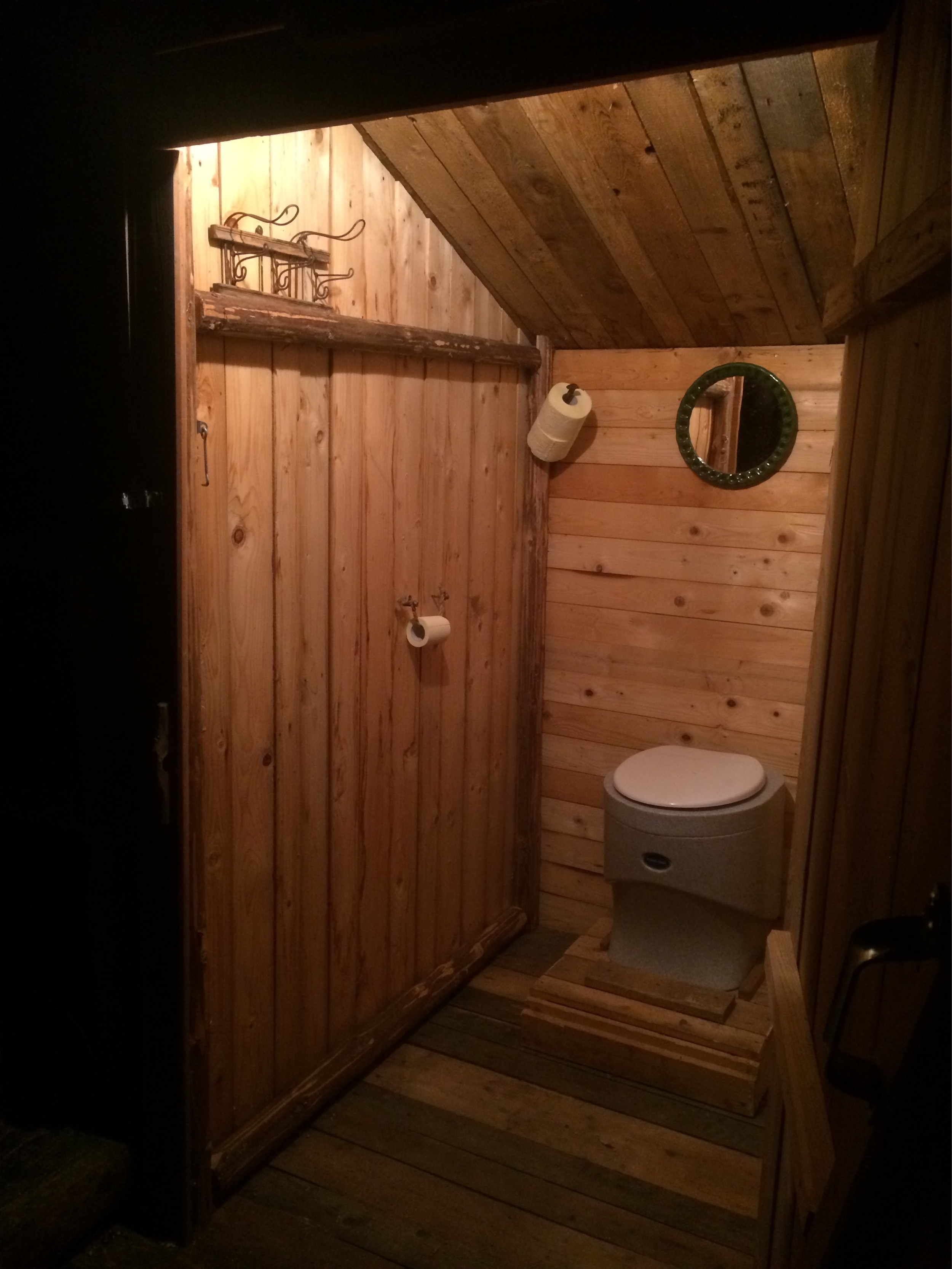 Hinterbreiteneben-Holzknechthuette-ausstattung-bei-nacht-2
