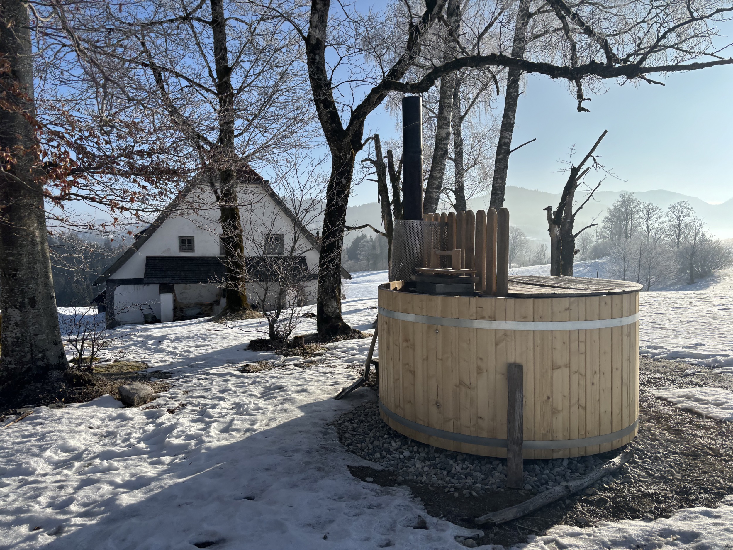 Hinterbreiteneben Hot Pot und Haus im Schnee
