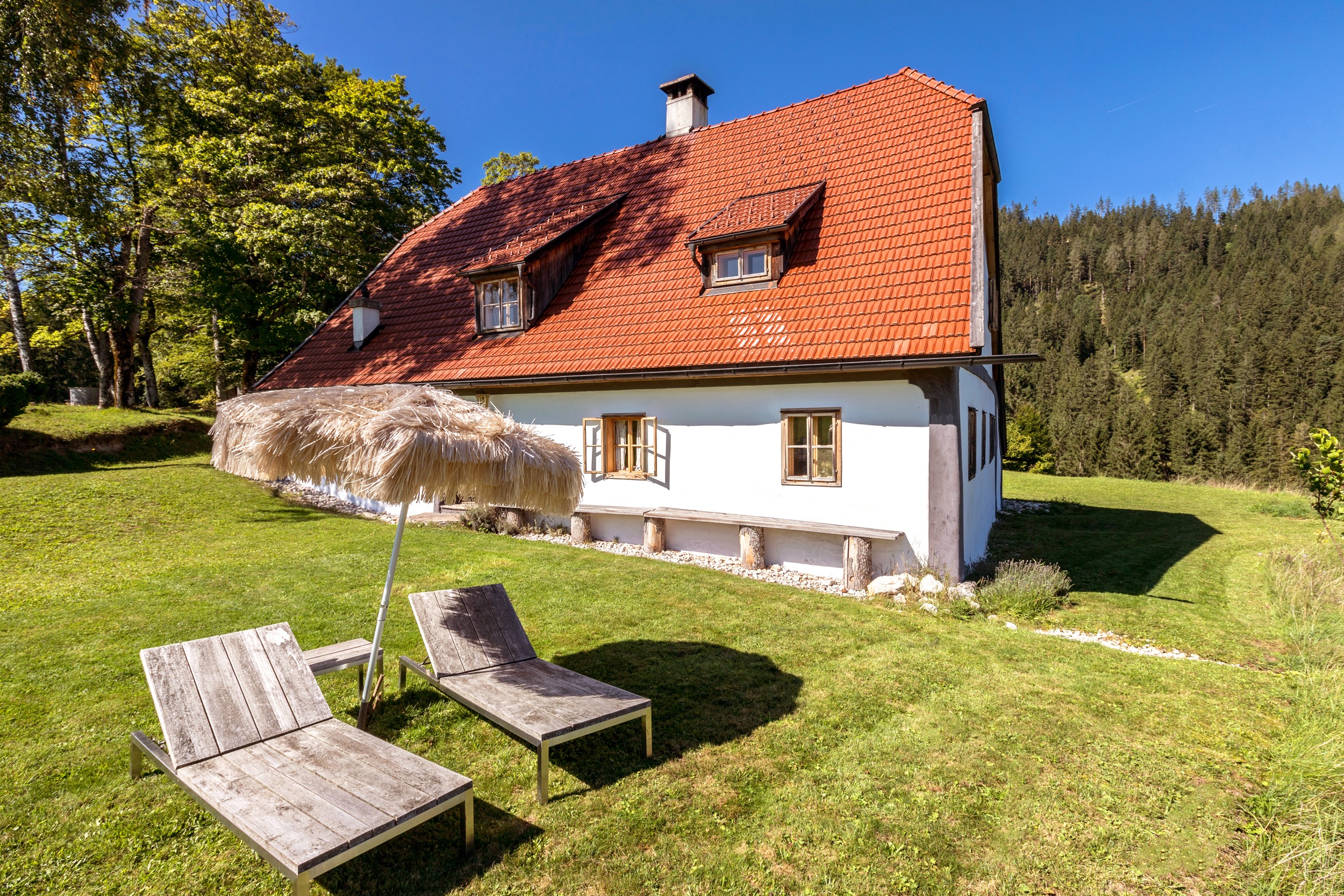 Hinterbreiteneben Nahansicht mit Garten moebel