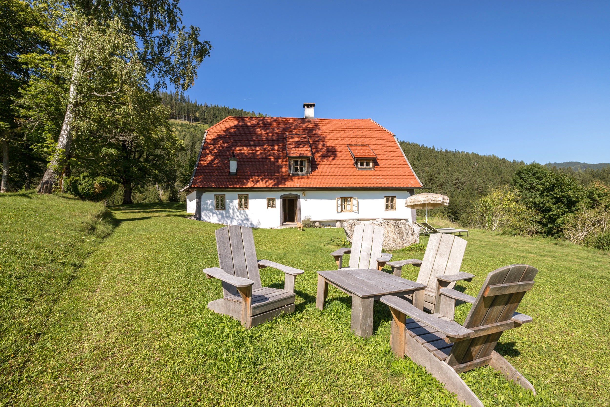Hinterbreiteneben SuedansichtmitGarten moebel c Joseph Gasteiger