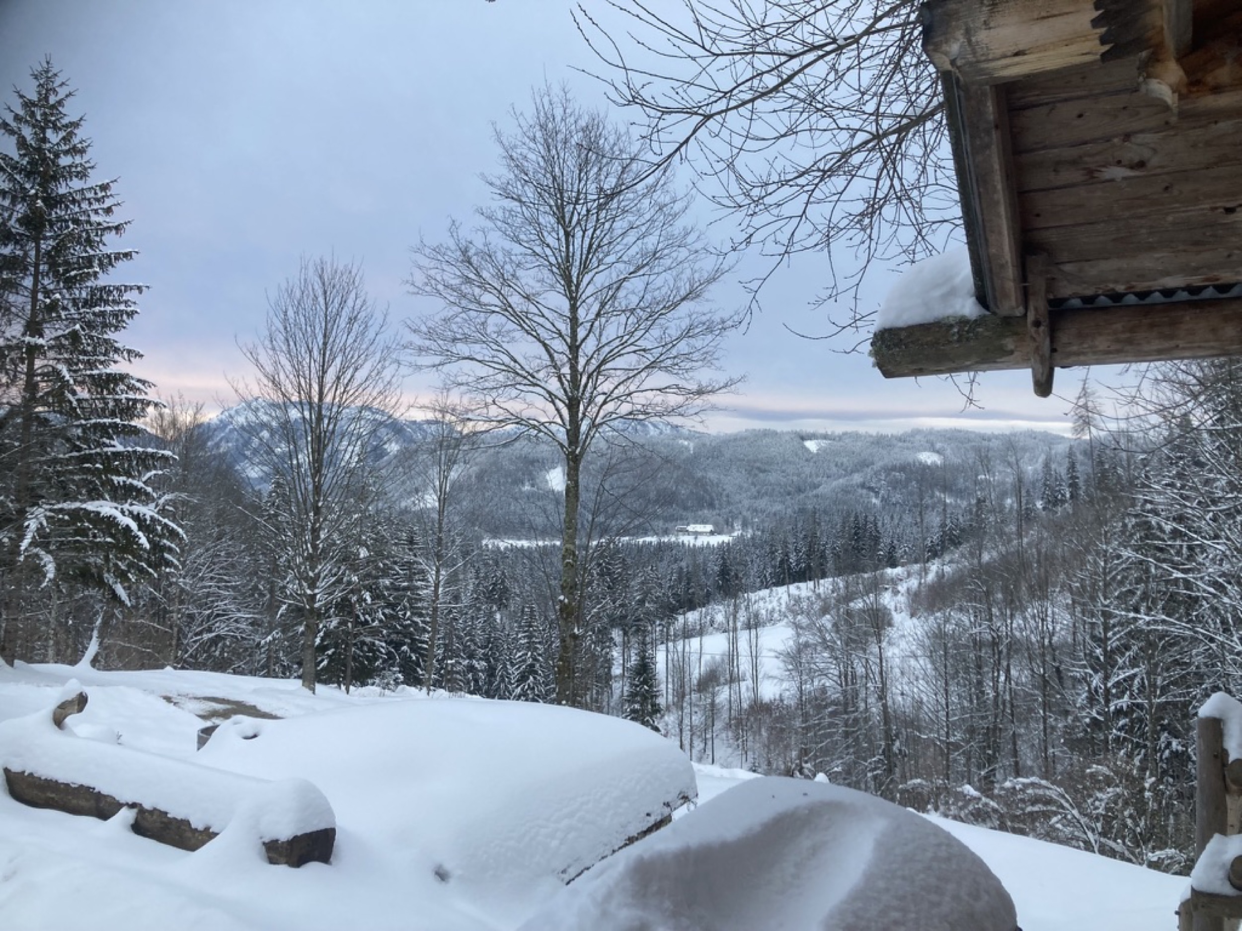 Holzknechthuette im winter schnee 