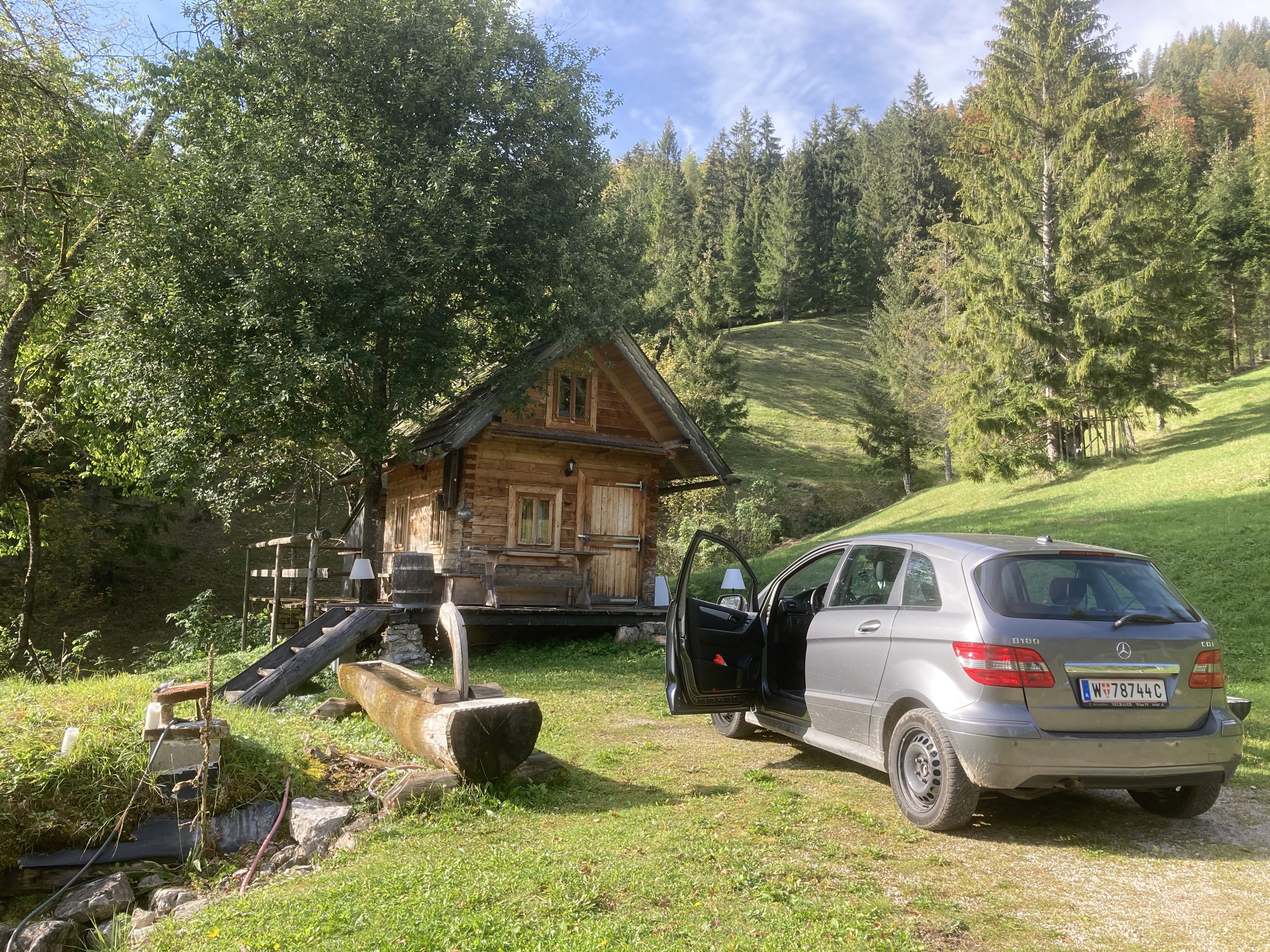 Holzknechthuette mit Auto im Sommer